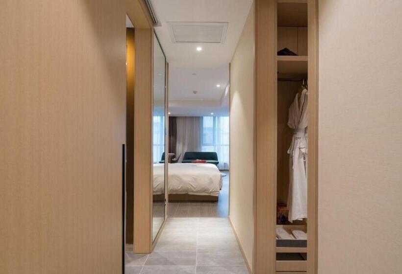 Семейный Номер, Atour Hotel Gangding Metro Station Taikoo Hui Tianhe Guangzhou     Free Shuttle Bus Service Between