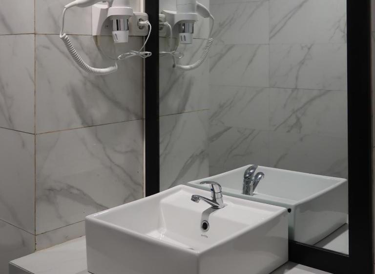Quarto Deluxe, Fhandika Boutique Inc
