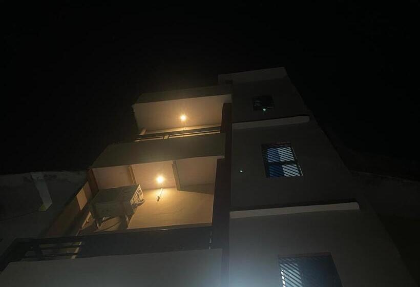 اتاق استاندارد سه نفره, Shivalay Paying Guest House