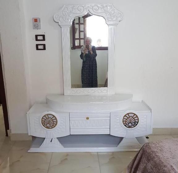 اتاق خانوادگی, The Lotus Guest House