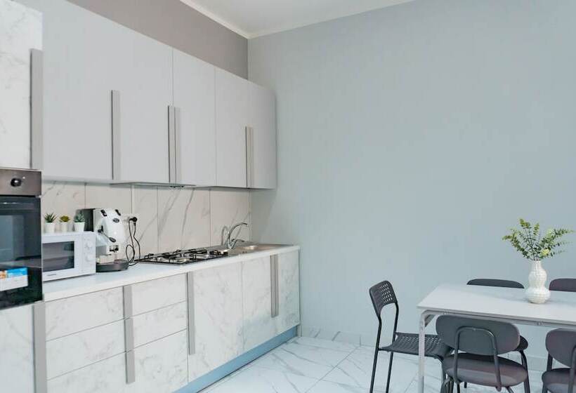 اتاق لوکس, Hostel Partenope