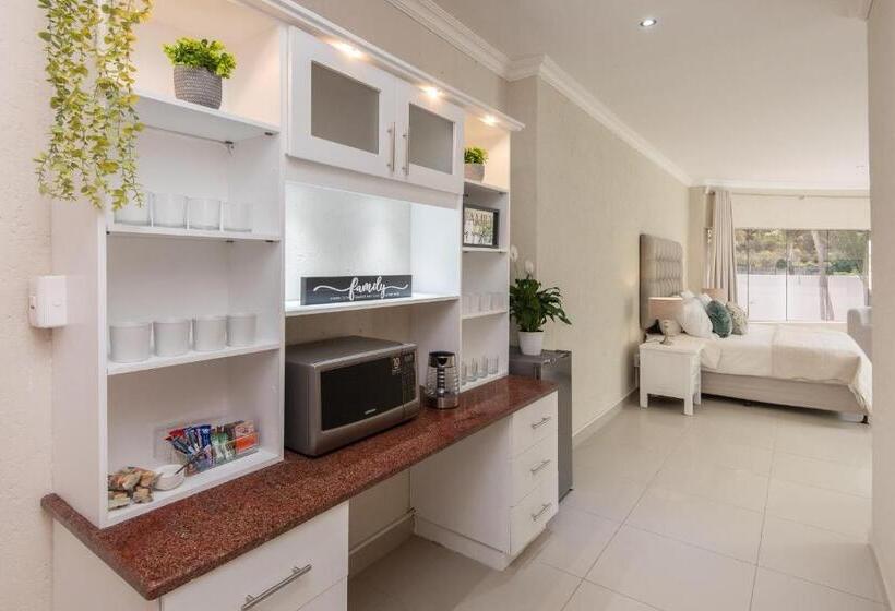 اتاق خانوادگی با چشم‌انداز باغ, The Beach Palace Ramsgate