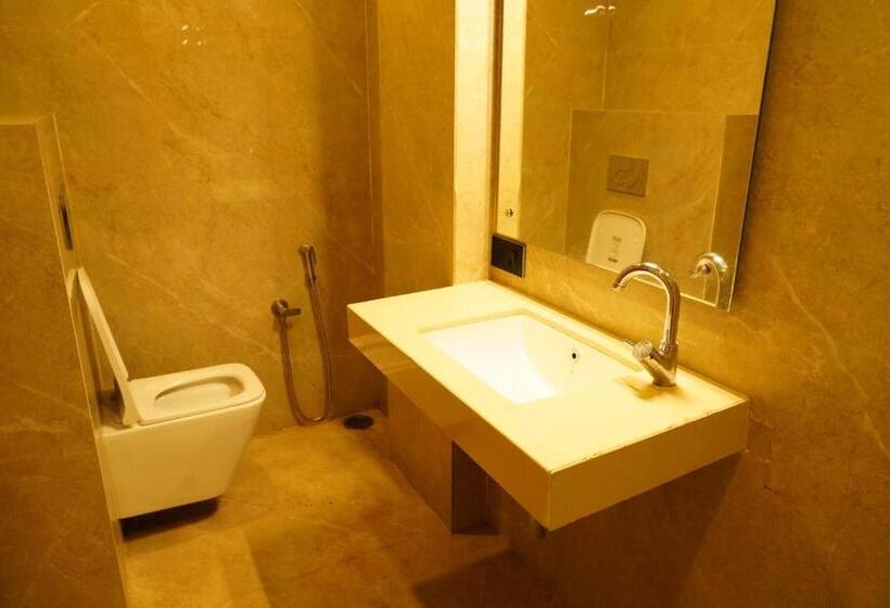 اتاق استاندارد, The Q