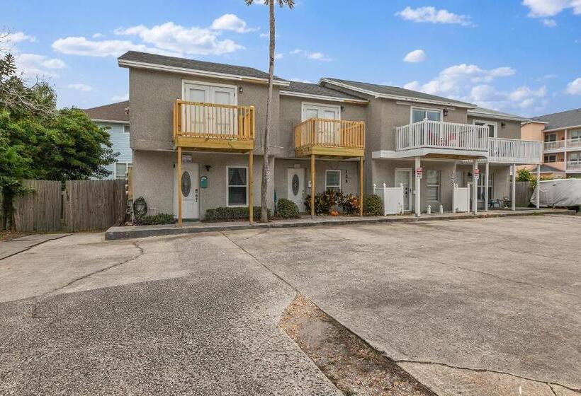 Апартаменты 1 Спальня с Балконом, Jax Beach House  1 Minute Walk To Beach