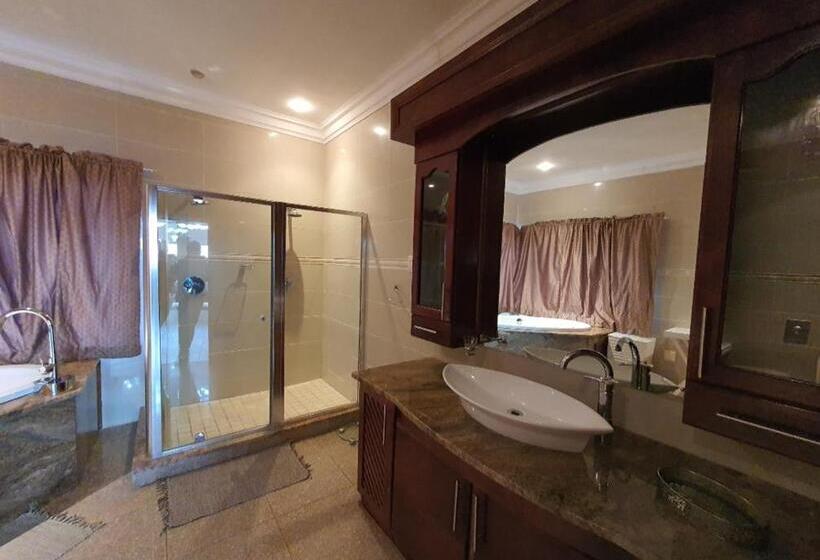 سوئیت پرزیدنت, Marble Lodge Estate