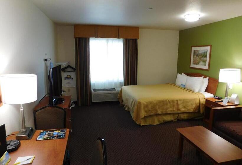Номер Deluxe, Days Inn & Suites By Wyndham Rochester South