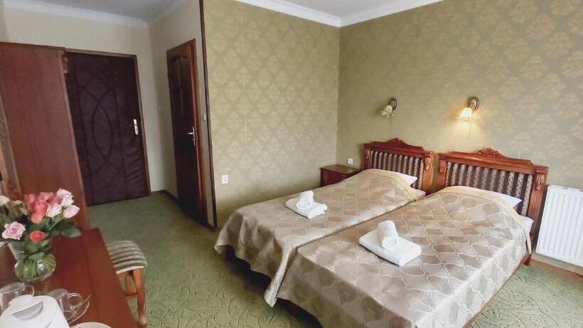 Quarto Triplo Estandar, Dworek Bursztynowy