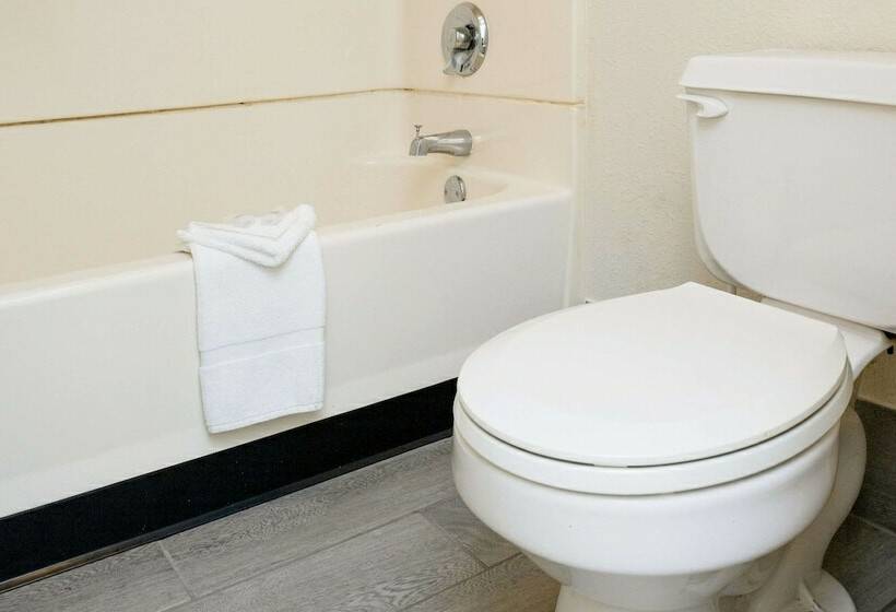 Standard Room 2 Double Beds, Suburban Studios Mentor   Cleveland Northeast