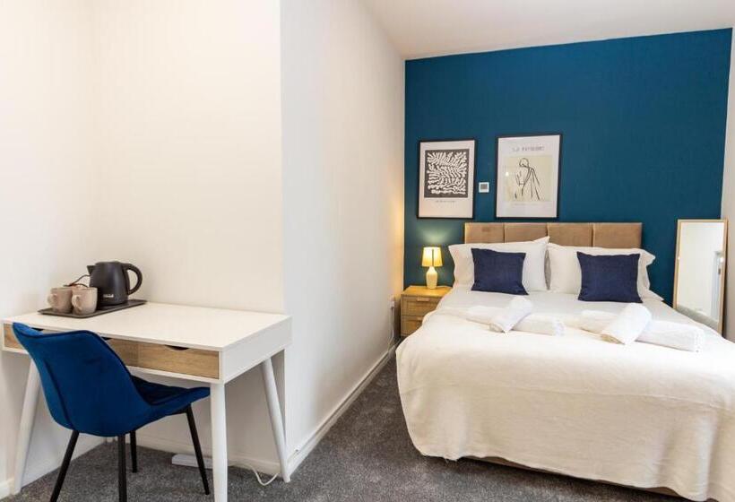 Номер Стандарт, Suite 5   Stylist Spot In Oldham City Centre