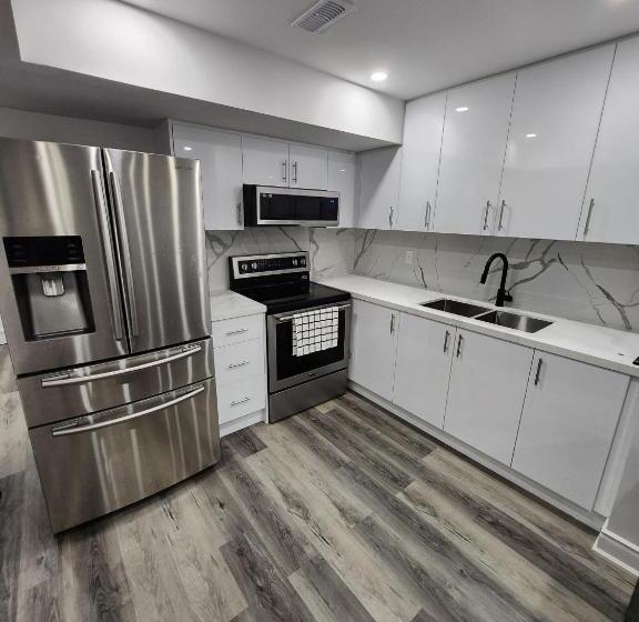带共用浴室的标准房间, New Modern Room In Innisfil