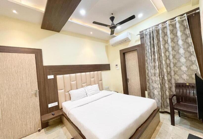 Номер Deluxe, Nandini Palace ! Varanasi ! होटल नंदिनी पैलेस  హోటల్ నందిని ప్యాలెస్ ! Fully Air Conditioned Hotel F