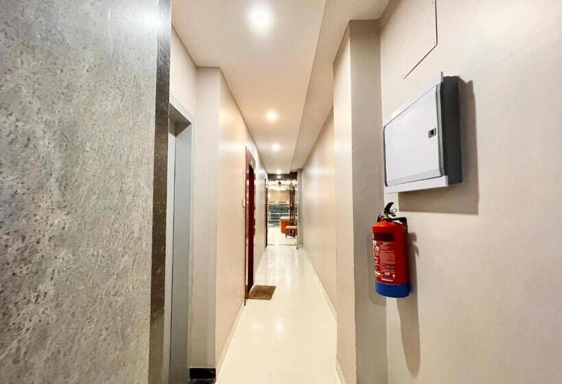 Номер Economy, Nandini Palace ! Varanasi ! होटल नंदिनी पैलेस  హోటల్ నందిని ప్యాలెస్ ! Fully Air Conditioned Hotel F