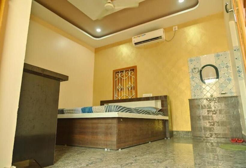 Номер Deluxe, Sailabala Guest House Bhadrak