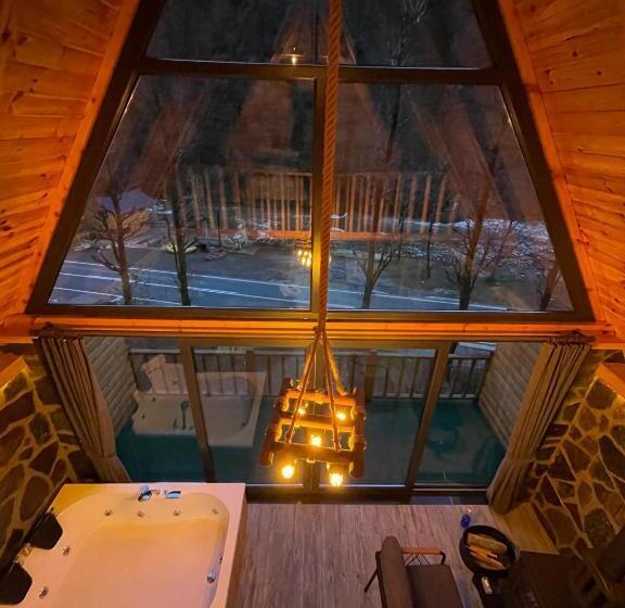 Люкс Вид на Реку, Golden Rose Bungalov