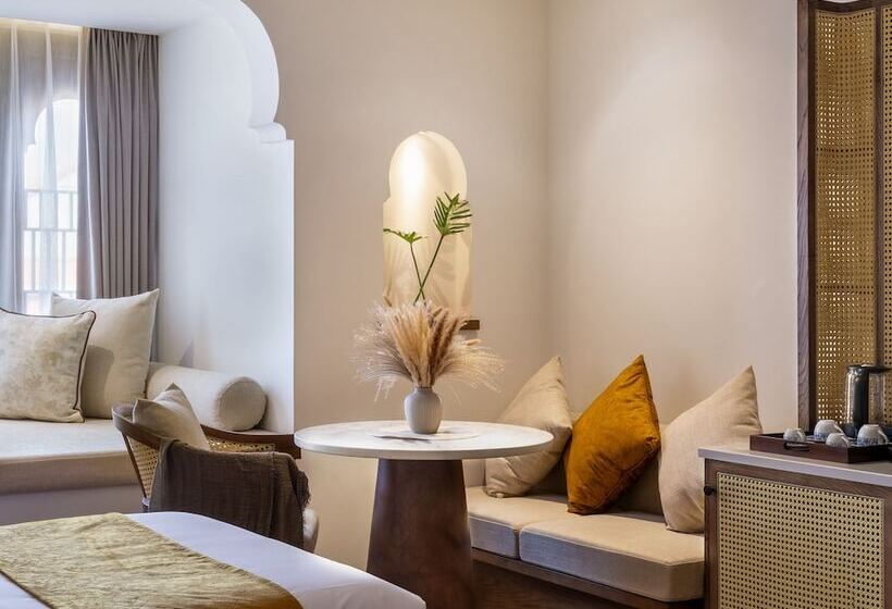 اتاق لوکس با بالکن, The Wander By Sarai