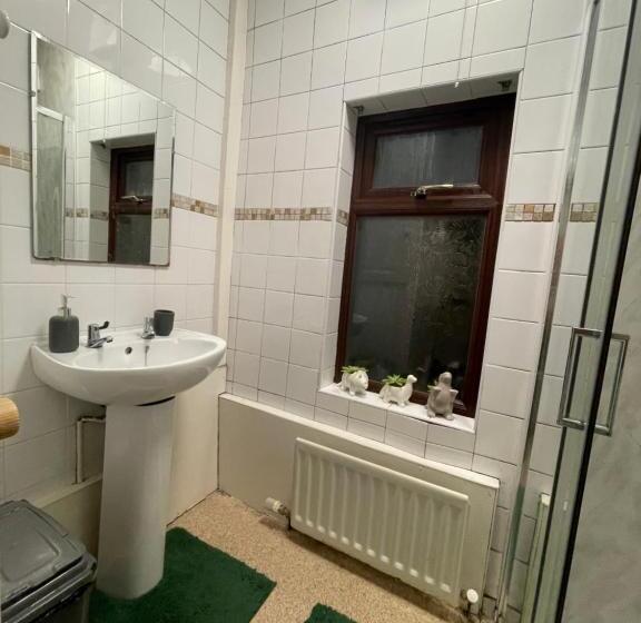 חדר דלוקס, House In Antrim Road