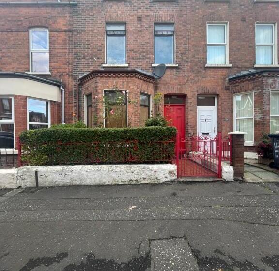 חדר אקונומי יחיד, House In Antrim Road