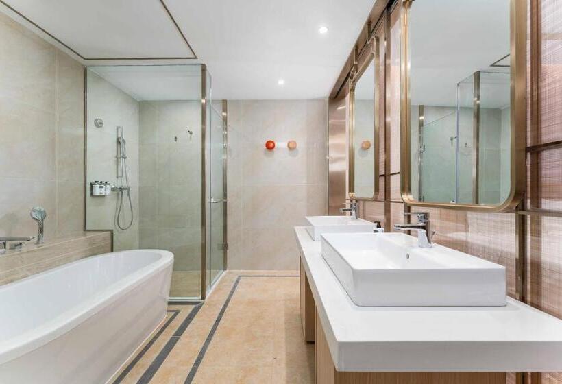 带大床的套房, Holiday Inn Express Weifang City Center, An Ihg