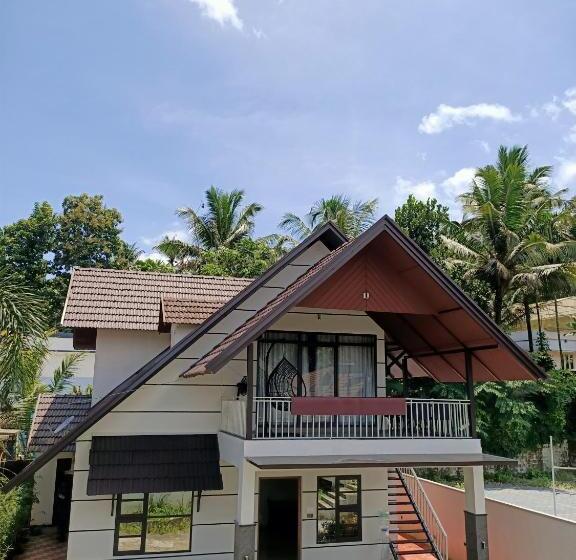 Люкс с Балконом, Stayberries Hornbill Villa Athirappilly