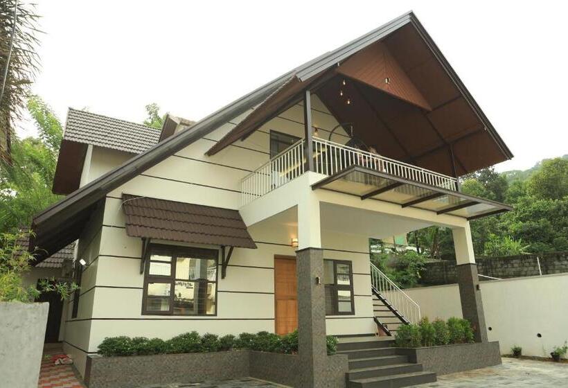 Люкс с Балконом, Stayberries Hornbill Villa Athirappilly