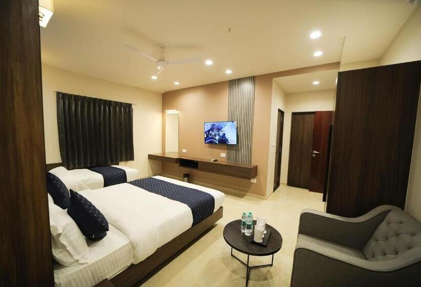 スーペリアトリプルルーム, Maruti Group Of Hotels   The Shivam