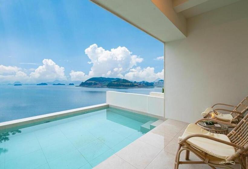اتاق خانوادگی با چشم‌انداز دریا, Stone Island Pool Villa