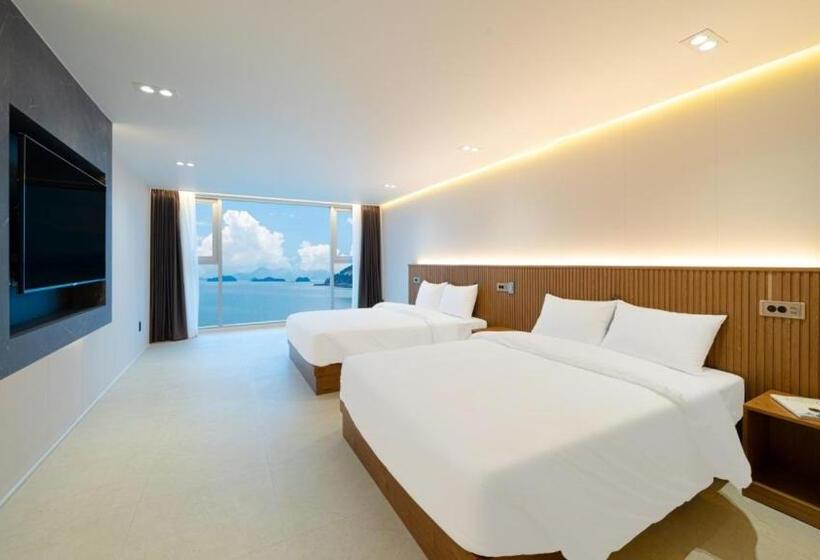 اتاق لوکس با چشم‌انداز دریا, Stone Island Pool Villa