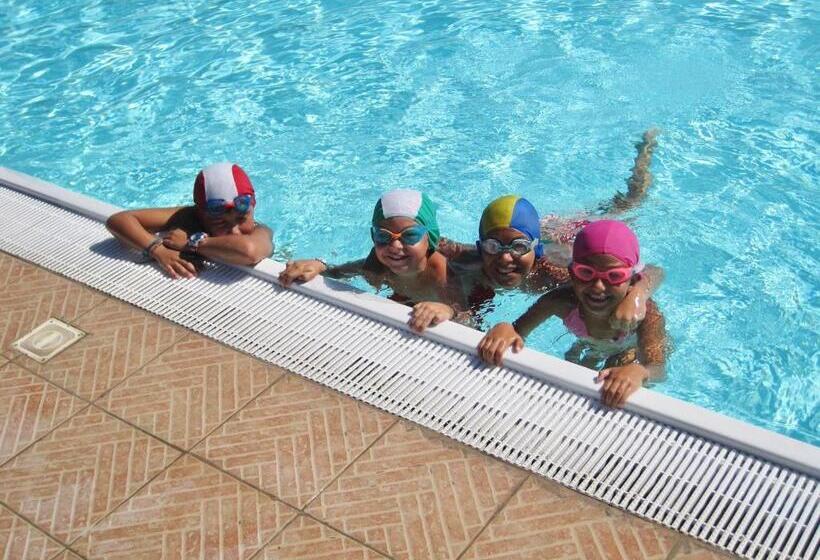 דירה בת חדר שינה 1 עם מרפסת, Isa Apartments 4 Beds, First Floor With Private Outdoor Area, In Residence With Swimming Pool