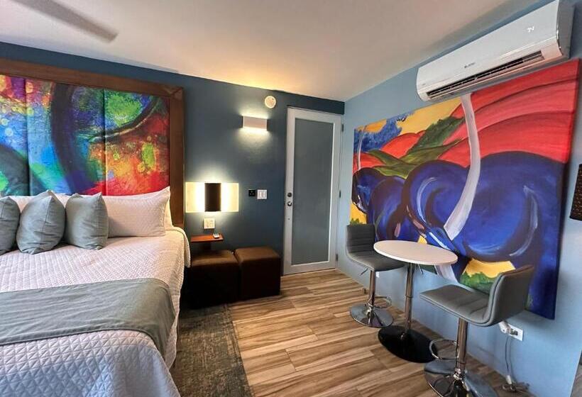 سوییت با چشم‌انداز باغ, Old Crow Hotel And Suites