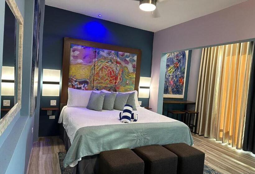 سوییت با چشم‌انداز باغ, Old Crow Hotel And Suites