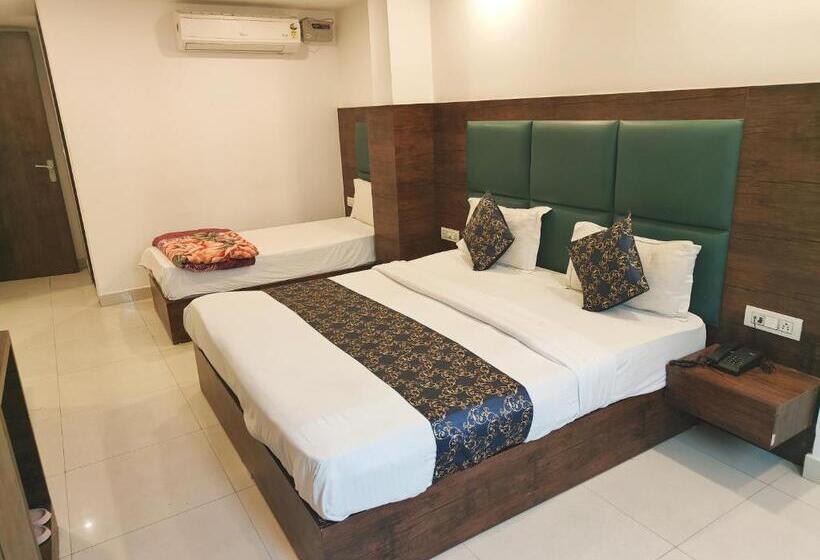 سوییت اجرایی, Tark A Family Hotel Near Igi Airport Delhi