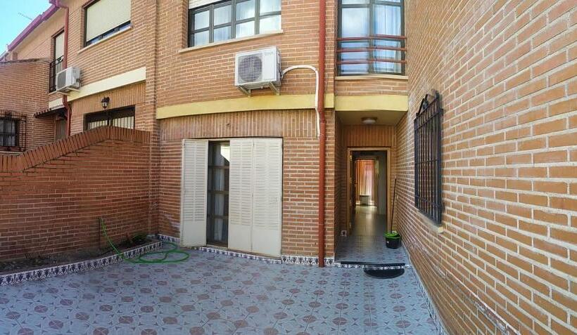 اتاق استاندارد با سرویس بهداشتی مشترک, Habitacion Privada Triple Toledo