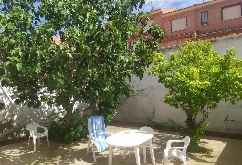 اتاق استاندارد با سرویس بهداشتی مشترک, Habitacion Privada Triple Toledo