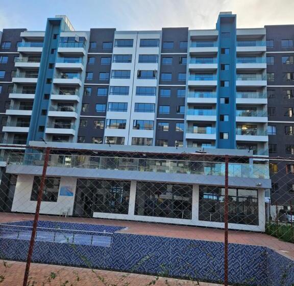 اتاق استاندارد با چشم‌انداز استخر, Holiday Inn Suits Nairobi