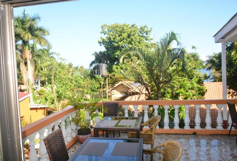 اتاق لوکس با بالکن و چشم‌انداز دریا, Lakeshore Bed And Breakfast
