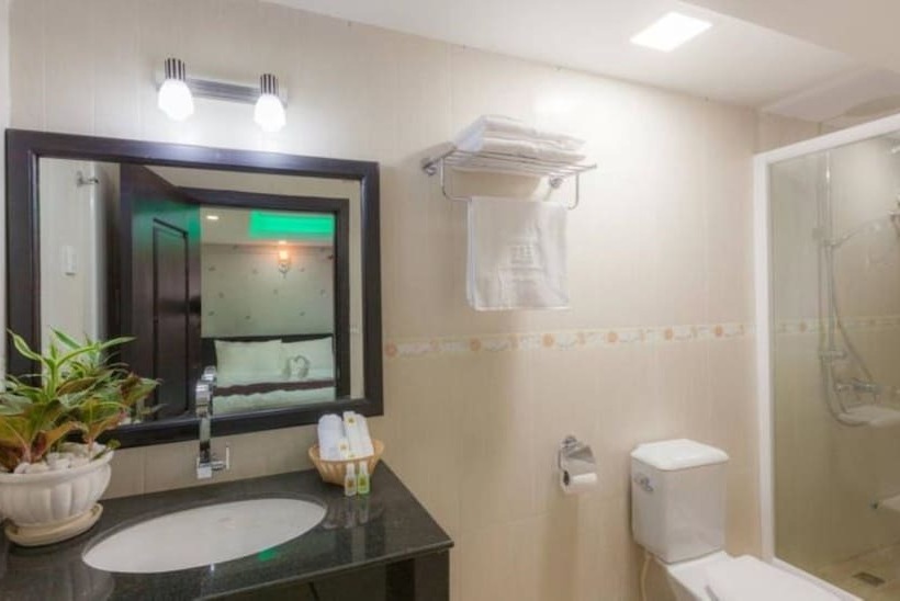 Люкс Повышенной Комфортности, Seventh Heaven Hotel And High Bar