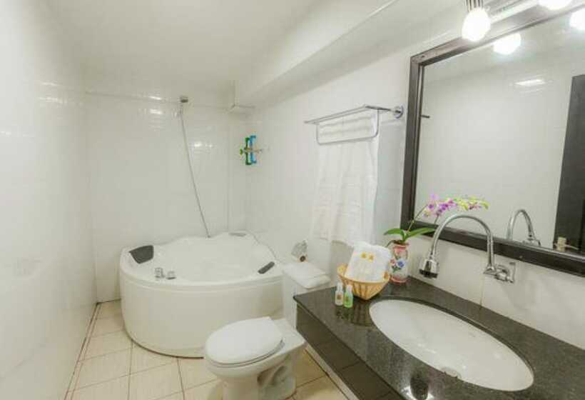 디럭스 스위트, Seventh Heaven Hotel And High Bar