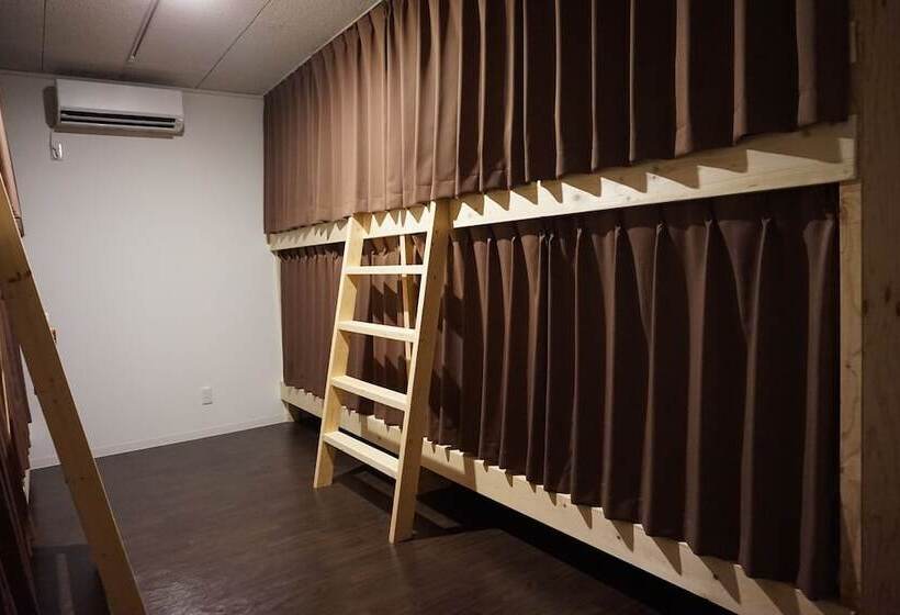 Кровать в Общей Комнате, Uni Hostel