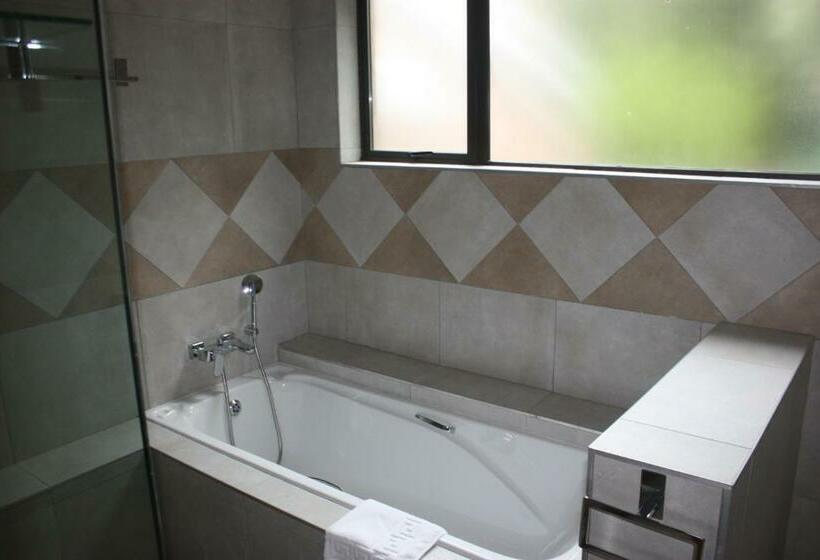 اتاق لوکس با بالکن, Over The Moon Guesthouse