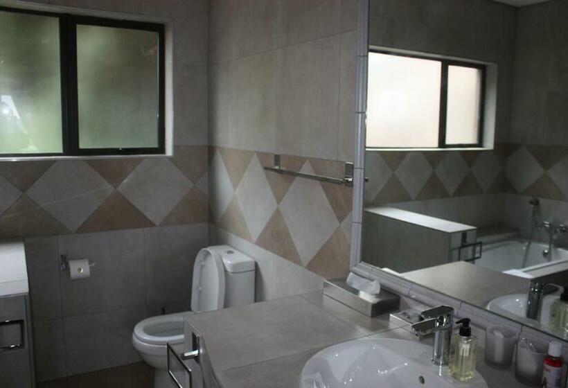 Quarto Deluxe com Sacada, Over The Moon Guesthouse