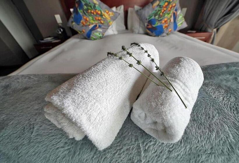 اتاق لوکس با بالکن, Over The Moon Guesthouse