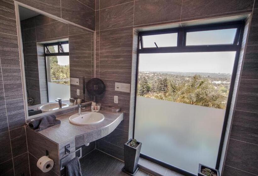 اتاق لوکس با بالکن, Over The Moon Guesthouse