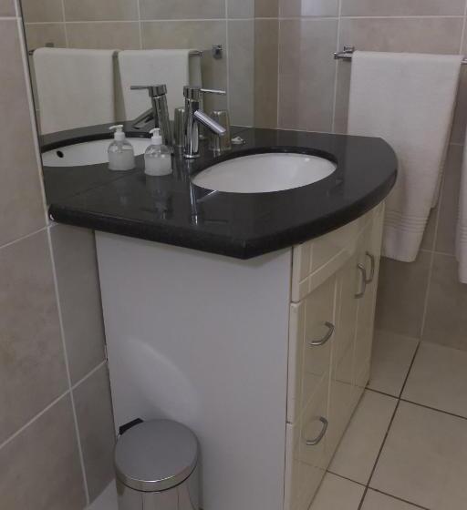 Номер Deluxe Кровать Куин, The Suburban Guest House