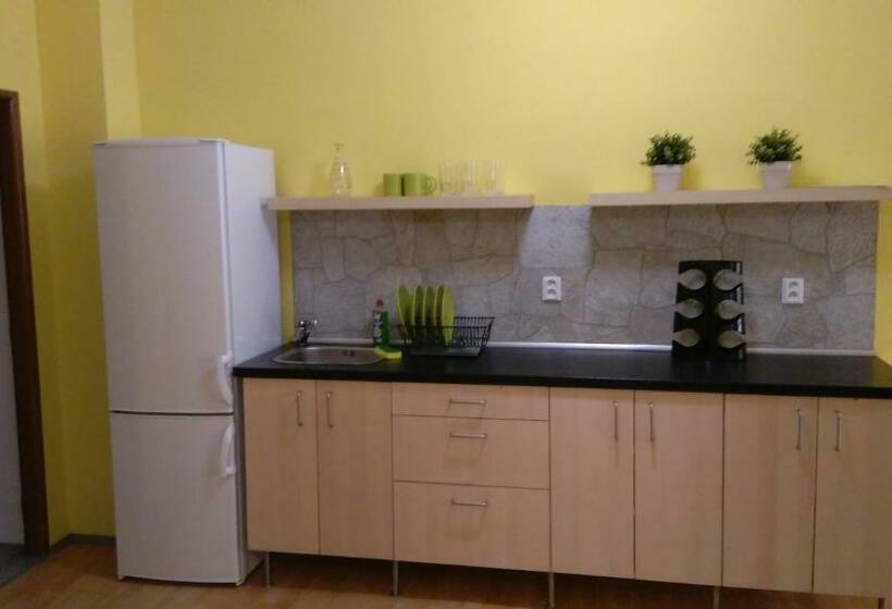 اتاق استاندارد چهارنفره با سرویس بهداشتی مشترک, Easy Housing