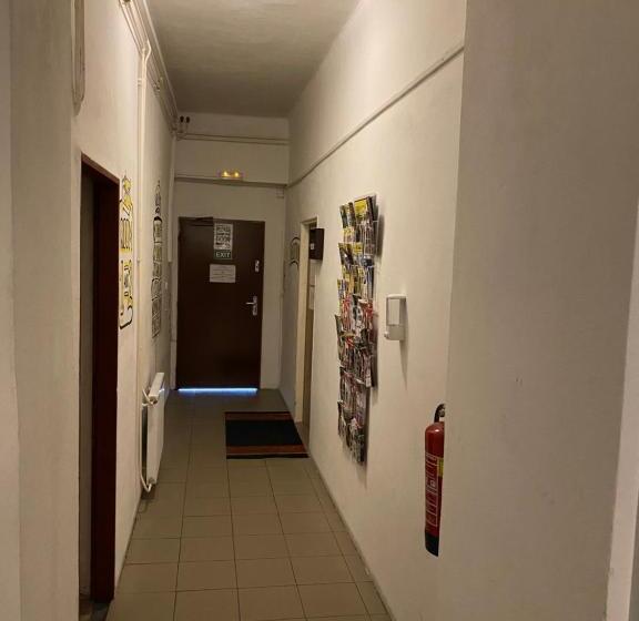 اتاق استاندارد چهار تخته, Easy Housing