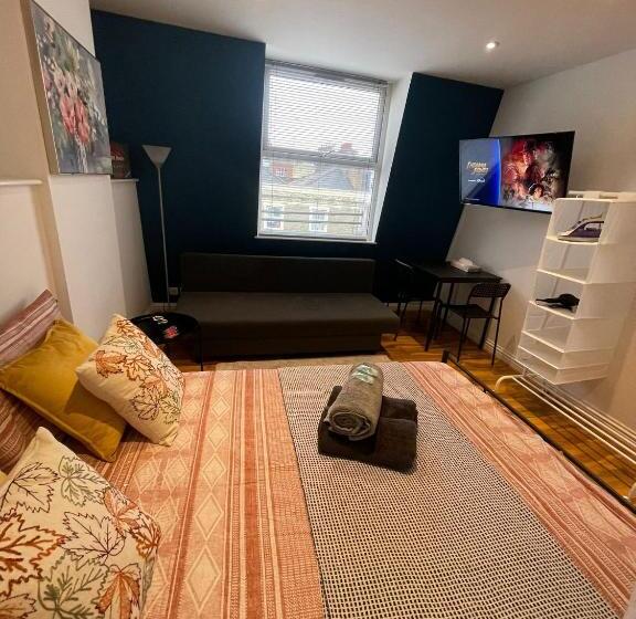 Номер Стандарт Трехместный, Kensington Guest Rooms 98
