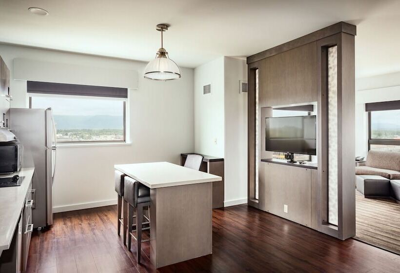 מיטת קינג בסוויטה, Hyatt House Anchorage