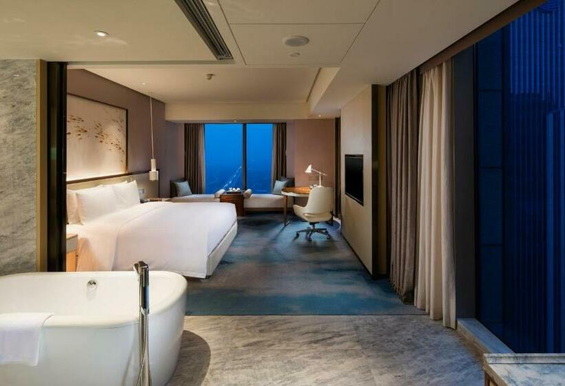 キングサイズベッドのデラックスルーム, Hilton Quanzhou Riverside