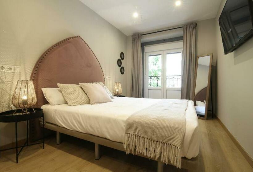 اتاق استاندارد با سرویس بهداشتی مشترک, Abracadabra Suites