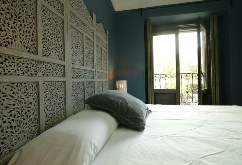 اتاق استاندارد با سرویس بهداشتی مشترک, Abracadabra Suites